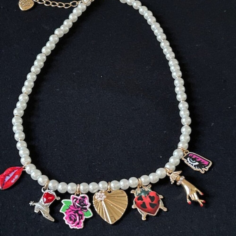 3 Betsey Johnson Nekclaces - Picture 4 of 8